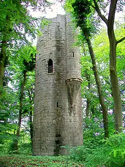 Средневековая башня в парке шато де ла Тур