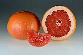 Плоды грейпфрута с красной мякотью