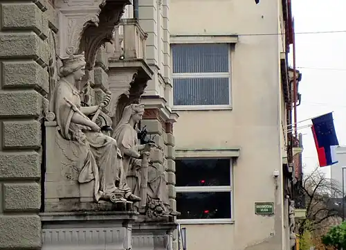 Статуи у центрального входа