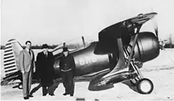 Джорж Аид, Девид Боид и Михаил Григорашвили на фоне истребителя FDB-1