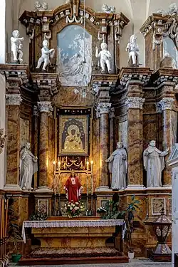 Главный алтарь левого нефа.