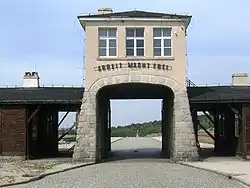 Ворота концлагеря Гросс-Розен в Польше с надписью «Arbeit Macht Frei»