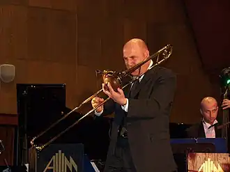 Гжегож Нагурский выступает на джазовом фестивале в Силезии.