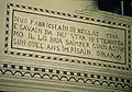 Сграффито. Перевод на русский: «Мы возводим красивые дома и знаем, что, мы не останемся [здесь] навечно; но о месте, куда мы отправимся навечно, думаем мы очень редко.»