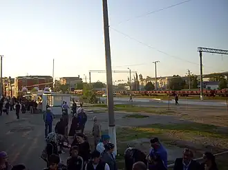 Станция Гудермес. Вид в восточном направлении. Вдали — «островное» здание вокзала  дореволюционной постройки, находящееся в процессе реконструкции. 2011 год