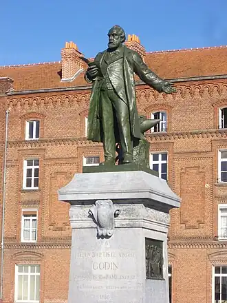 Памятник меценату и социалисту-утописту Жану-Батисту Годену перед основанным им фамилистером в Гизе, Франция.