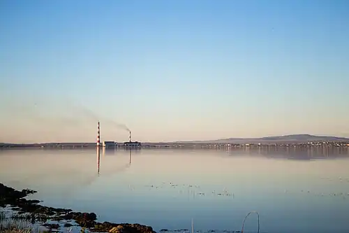 Гусиноозёрская ГРЭС. Вид с западного берега. Справа — Гусиноозёрск