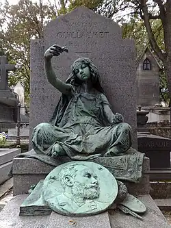 Памятник на могиле художника и писателя Гийоме. Барриа изобразил девушку из Бу-Саада роняющую лепестки на медальон с профилем художника