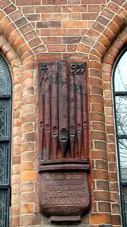 Мемориальная доска Тундеру и Букстехуде на Marienwerkhaus в Любеке, 1935