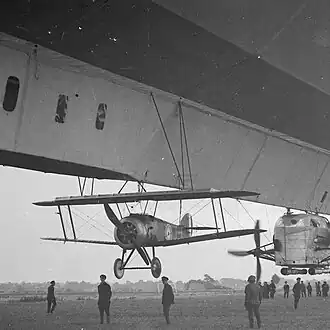 Дирижабль типа 23 с подвешенным к нему самолётом Sopwith Camel