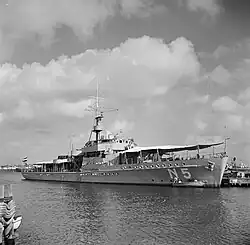 Hr. Ms. Van Speijk (номер вымпела N 5, после 1953 года — F 805); Виллемстад, 1947 год.Бак и ют корабля закрыты солнцезащитным тентом, перед рубкой видна носовая артиллерийская установка 2 × 3,7 cm SK C/30.