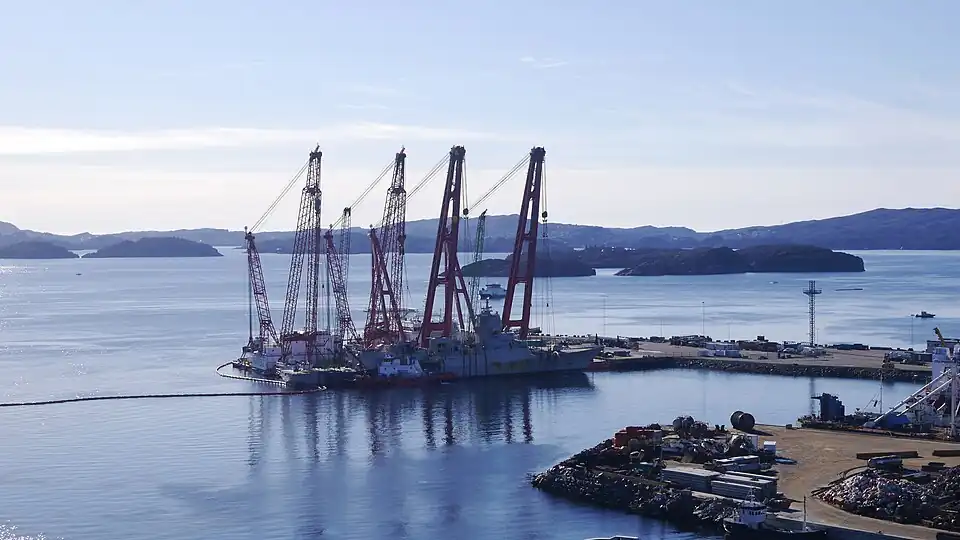 Фрегат «Хельге Ингстад» ВМС Норвегии, удерживаемый плавучими кранами