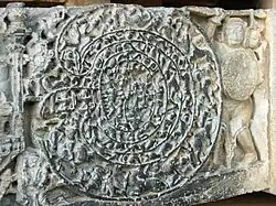 Резьба с изображением воина Абхиманью, входящего в чакравьюху — храм Хойсалесвара, Халебид, Индия