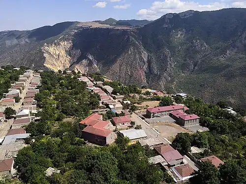 Панорама одной из улиц Алидзора из кабины Татевской канатной дороги