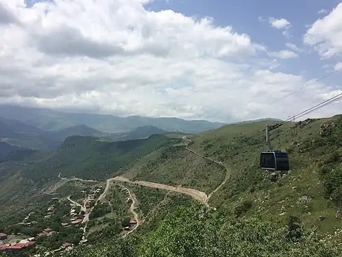 Будка канатной дороги Татев, проходящая через село