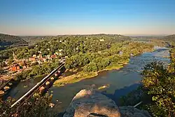 Вид на реку Потомак и город Харперс-Ферри в Западной Виргинии