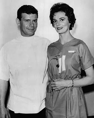 С Гарри Ландерсом[англ.] в сериале «Бен Кейси» (1961).