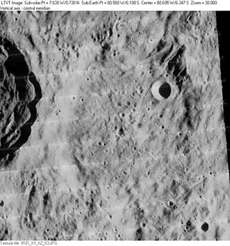 Снимок зонда Lunar Orbiter - IV. Кратер Хартвиг в центре снимка, в левой части снимка виден вал кратера Шлютер, в правой верхней части – чашеобразный сателлитный кратер Хартвиг A.