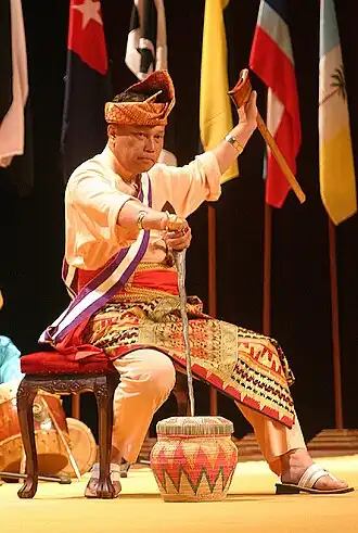 Хашим Якуб читает свои стихи (Университет Малайя, 2005)