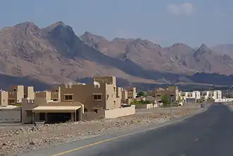 Хатта на фоне гор Хаджар