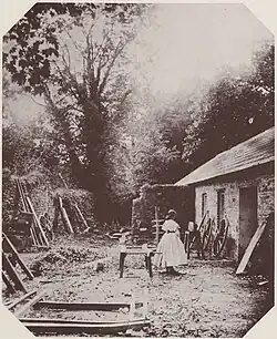 Девушка во дворе плотника