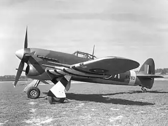 Тайфун Mk.IB с нанесёнными «полосами вторжения»