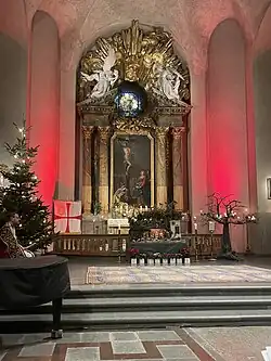 Алтарь с запрестольным образом.