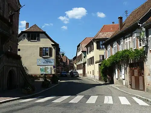 На главной улице возле здания мэрии