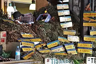 Торговля травяными чаями на острове Маврикий. На табличках указаны болезни, от которых предназначен тот или иной сбор.