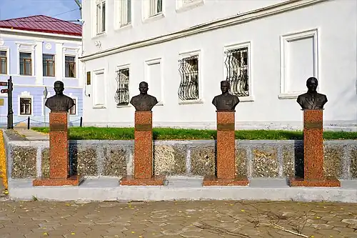 Аллея героев. Бюсты (слева направо) Вазетдинова Г. В., Спирькова С. П., Шабалина Б. С., Гайнуллина Р. Х.