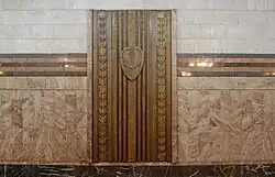 Дверца с эмблемой Военно-морского флота на путевой стене