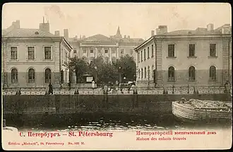 Здание Воспитательного дома — в глубине участка