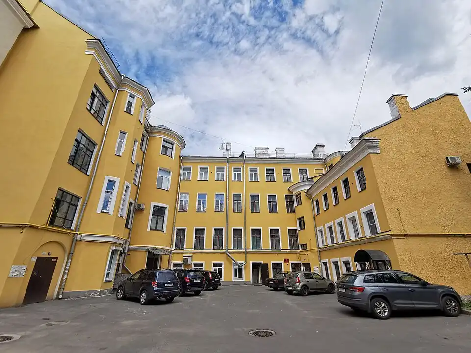 Задний фасад дома с флигелями