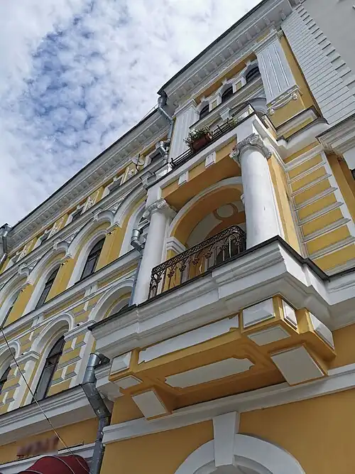 Балкон второго яруса внешнего фасада