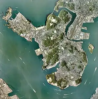 Аэрофотосъёмка Хикосимы, справа видна Ганрю-дзима, в левом верхнем углу - Такеноко-сима