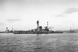 «Гинденбург» (в центре) и «Дерфлингер» (слева сзади) в Скапа-Флоу, 1919 год