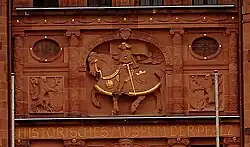 Барельеф с рыцарем над входом