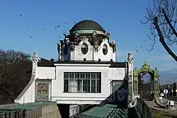 Hаземный павильон станции «Хитцинг»