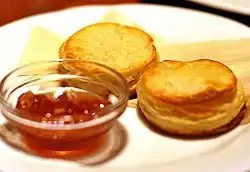 Домашние сконы с вишневым пивным джемом