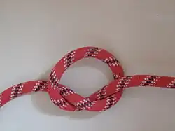 1. Сделать узелок на коренном конце верёвки.