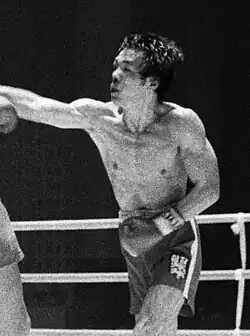 Хон  в бою с Альфонсо Саморой