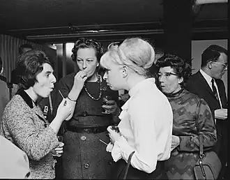 Во время международного турнира в Бевервейке (13 января 1969 г.). На переднем плане стоят (слева направо): Н. Т. Гаприндашвили, М. К. Врекен, И. Тук и Ф. Хемскерк