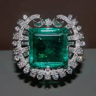 Брошь с изумрудом «Хукер» в 75 карат. Хранится в национальном музее естественной истории (Вашингтон).