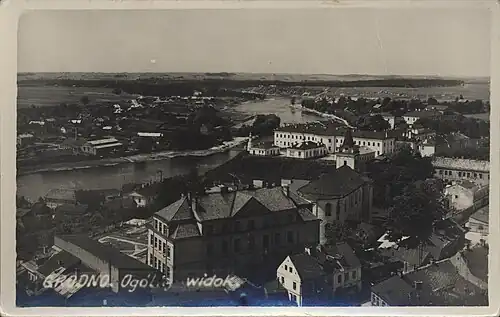 Новый замок (на заднем плане) в 30-х годах XX века. Видны "Маршальковские кухни" и часовня.