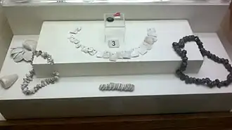 Агатовые бусы с клинописью, обнаруженные в Ходжалы. Поздняя бронза — раннее железо. Музей истории Азербайджана (Баку)