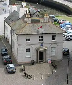 Старый "Дом ключей" на территории замка.