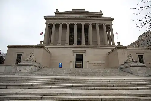 Лестничный марш, ведущий ко входу в здание