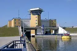 Шлюз на канале