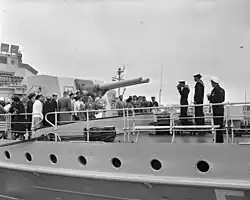 2 × 120-мм/45 башенная артиллерийская установка на Hr. Ms. Van Speijk; Ден-Хелдер, 26 июня 1956 года (проводы корабля в поход к Антильским островам).На заднем плане слева виден бомбомёт «Хеджхог», установленный вместо носовой зенитной установки.