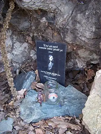 Памятный камень возле замка Зленице в районе Прага-восток